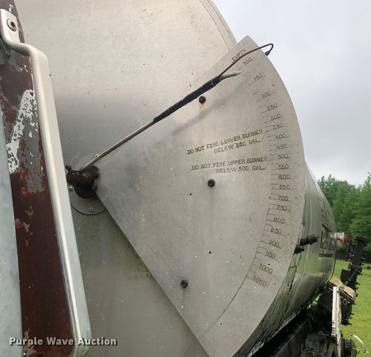 image for item DM7809 1992 Ford F700 oil distributor truck