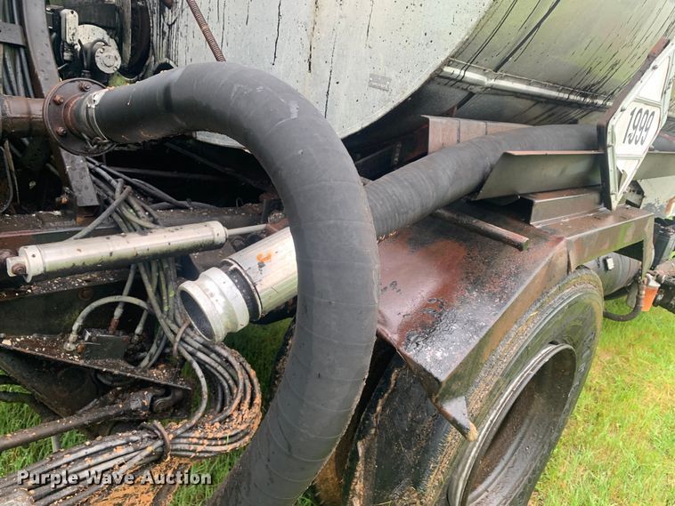 image for item DM7809 1992 Ford F700 oil distributor truck