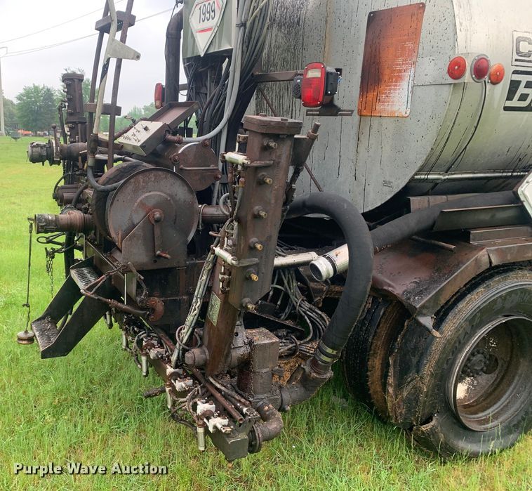 image for item DM7809 1992 Ford F700 oil distributor truck