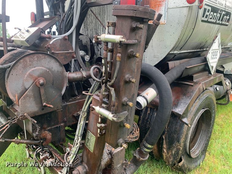 image for item DM7809 1992 Ford F700 oil distributor truck