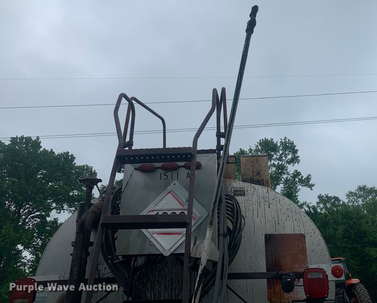 image for item DM7809 1992 Ford F700 oil distributor truck