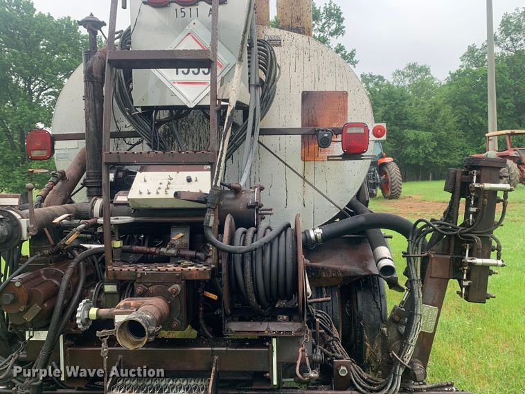 image for item DM7809 1992 Ford F700 oil distributor truck