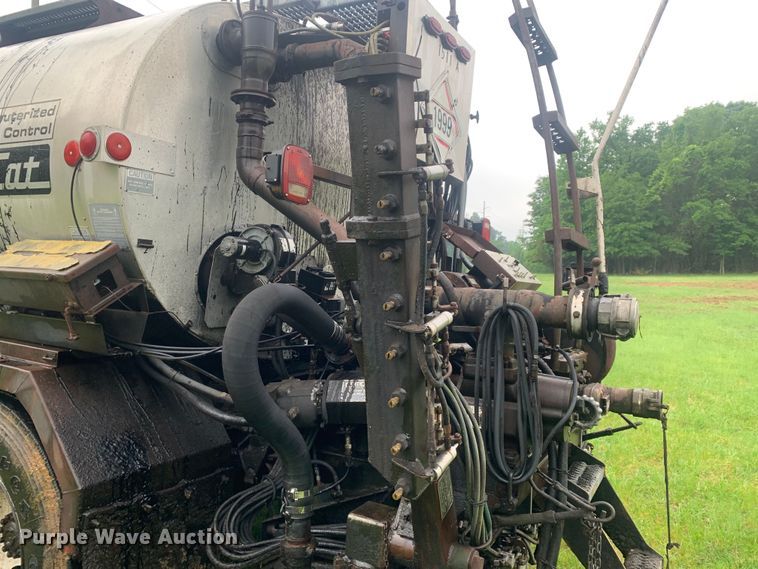 image for item DM7809 1992 Ford F700 oil distributor truck