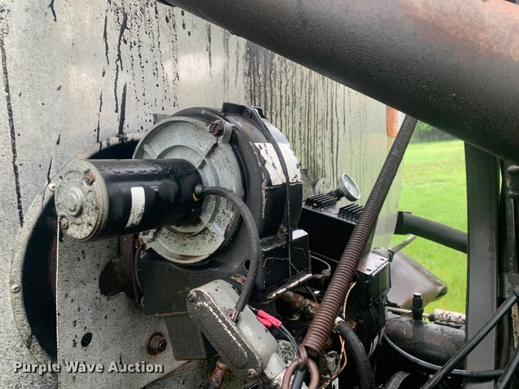 image for item DM7809 1992 Ford F700 oil distributor truck