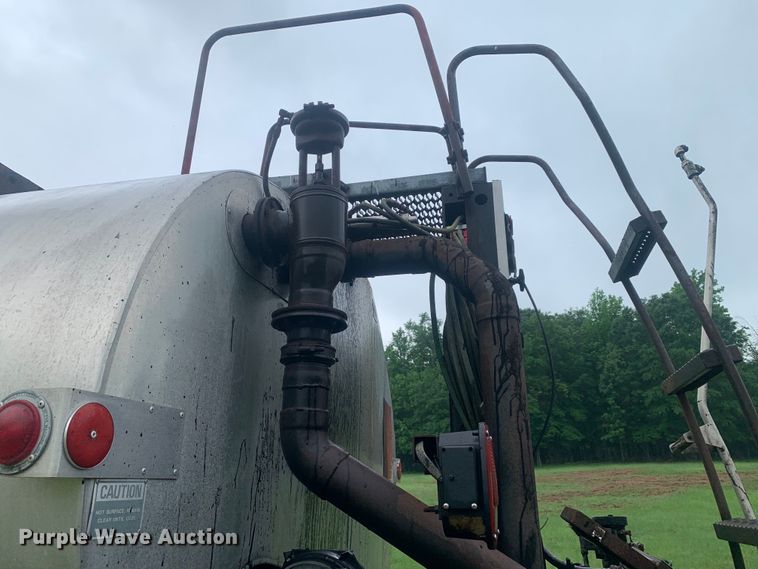 image for item DM7809 1992 Ford F700 oil distributor truck