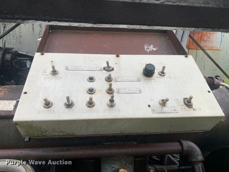 image for item DM7809 1992 Ford F700 oil distributor truck