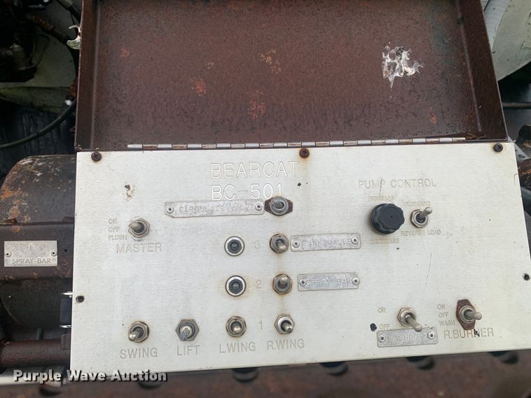 image for item DM7809 1992 Ford F700 oil distributor truck