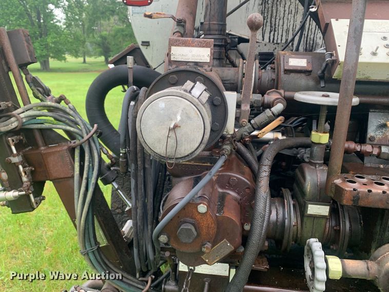 image for item DM7809 1992 Ford F700 oil distributor truck