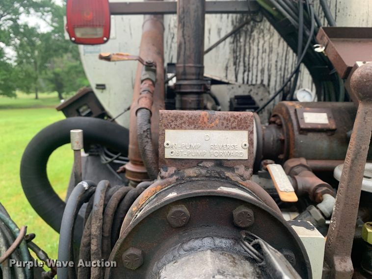 image for item DM7809 1992 Ford F700 oil distributor truck