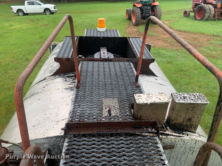 image for item DM7809 1992 Ford F700 oil distributor truck