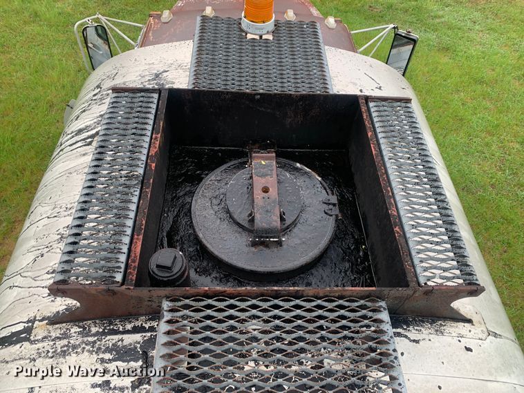 image for item DM7809 1992 Ford F700 oil distributor truck