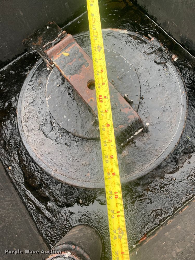 image for item DM7809 1992 Ford F700 oil distributor truck