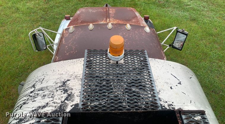 image for item DM7809 1992 Ford F700 oil distributor truck