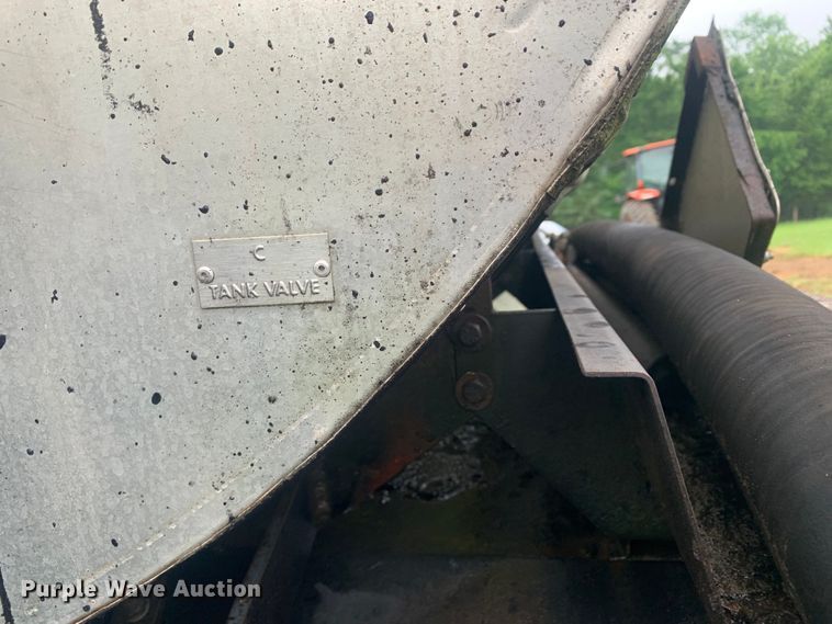 image for item DM7809 1992 Ford F700 oil distributor truck