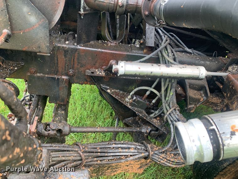 image for item DM7809 1992 Ford F700 oil distributor truck