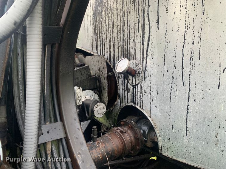 image for item DM7809 1992 Ford F700 oil distributor truck