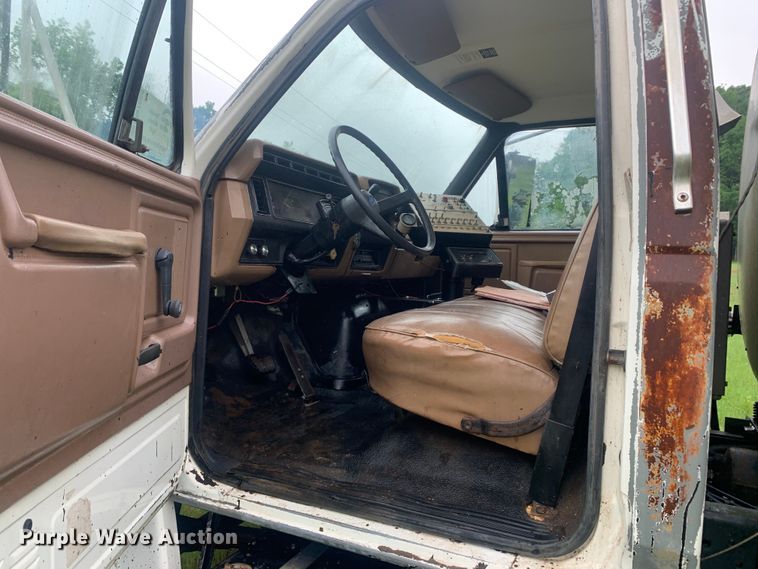 image for item DM7809 1992 Ford F700 oil distributor truck