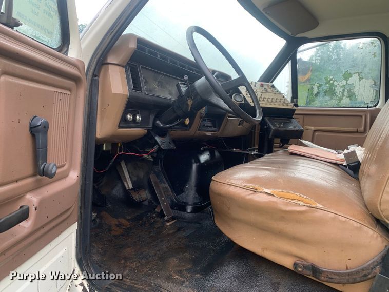 image for item DM7809 1992 Ford F700 oil distributor truck