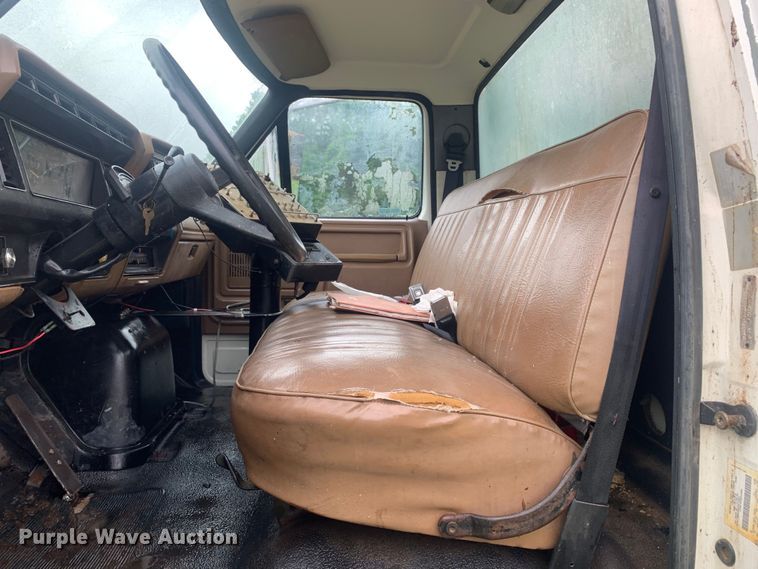 image for item DM7809 1992 Ford F700 oil distributor truck