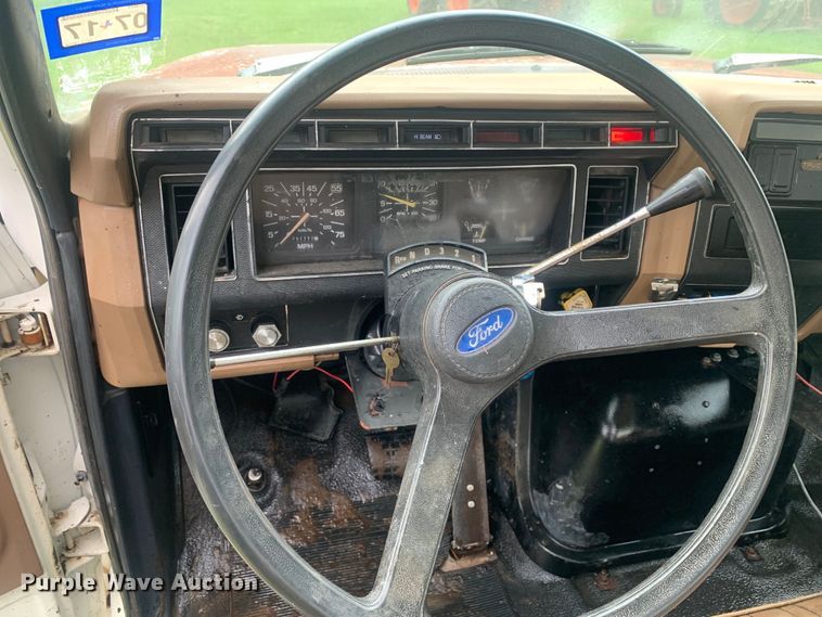 image for item DM7809 1992 Ford F700 oil distributor truck