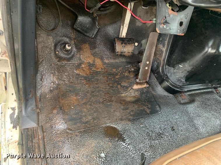 image for item DM7809 1992 Ford F700 oil distributor truck