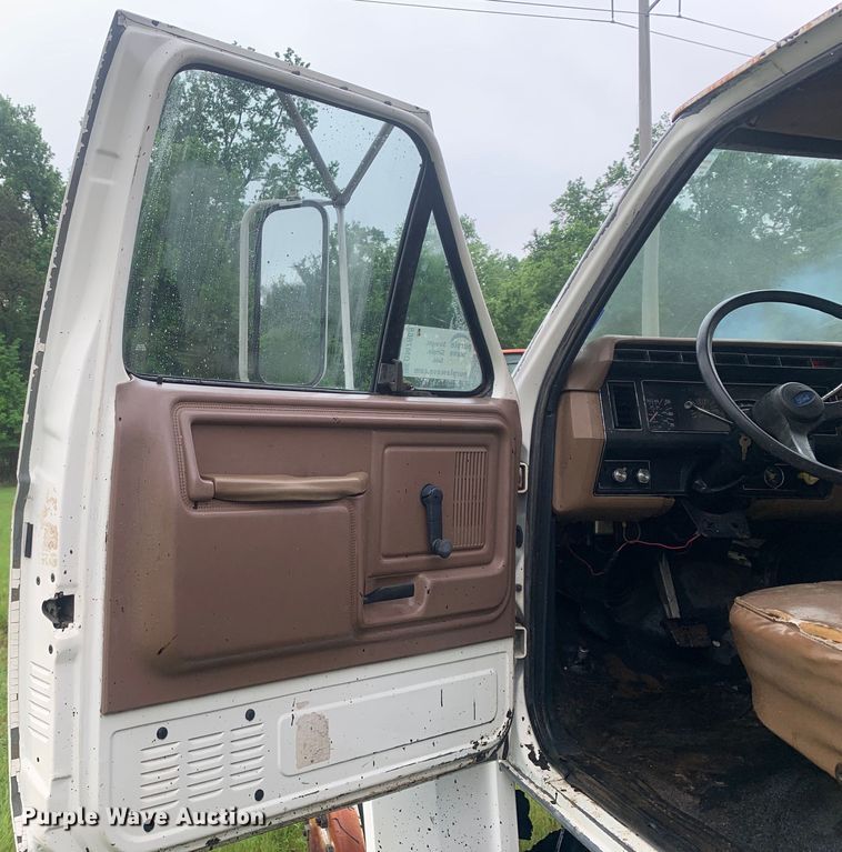 image for item DM7809 1992 Ford F700 oil distributor truck