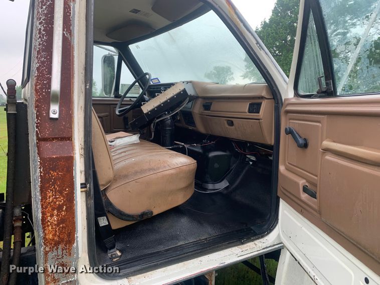 image for item DM7809 1992 Ford F700 oil distributor truck