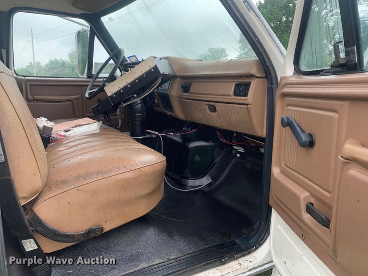 image for item DM7809 1992 Ford F700 oil distributor truck