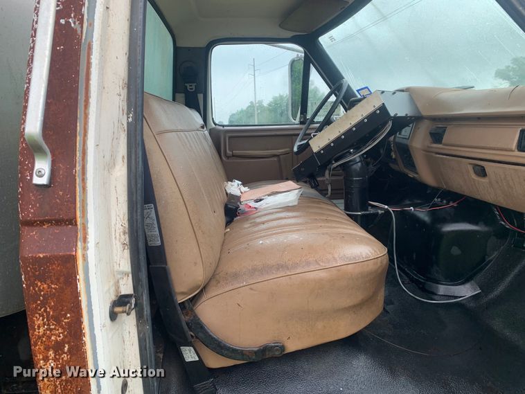 image for item DM7809 1992 Ford F700 oil distributor truck