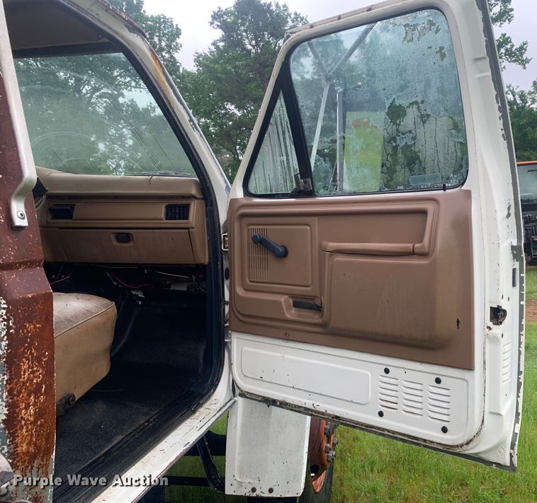 image for item DM7809 1992 Ford F700 oil distributor truck