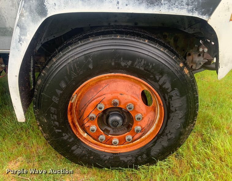 image for item DM7809 1992 Ford F700 oil distributor truck