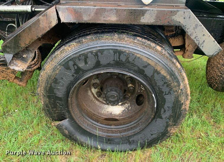 image for item DM7809 1992 Ford F700 oil distributor truck