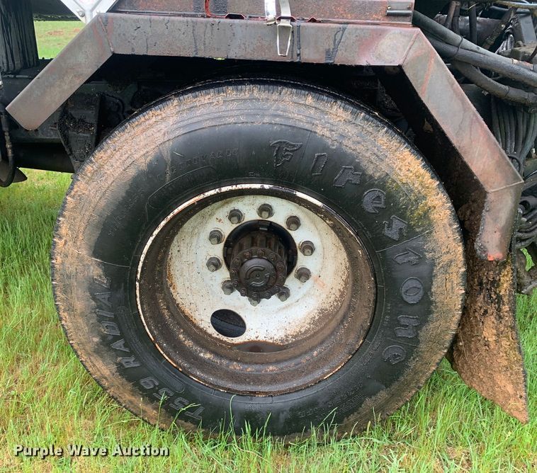 image for item DM7809 1992 Ford F700 oil distributor truck