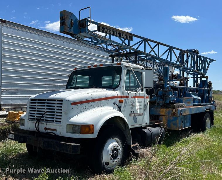 image for item DO1085 1992 International  4900 drilling rig truck