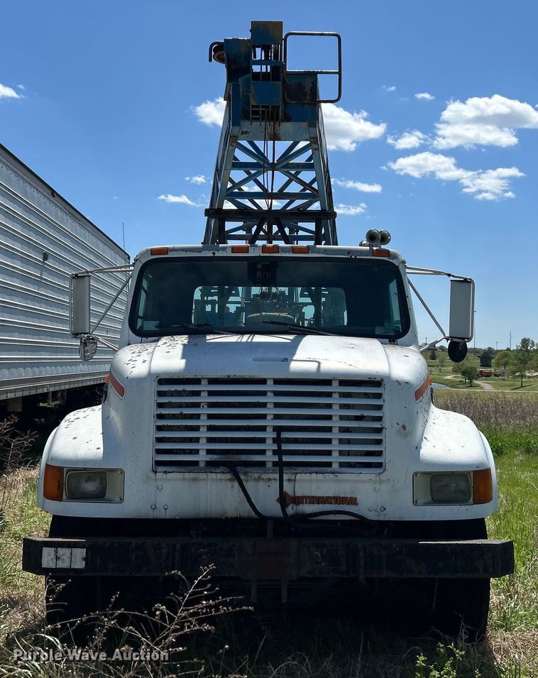 image for item DO1085 1992 International  4900 drilling rig truck