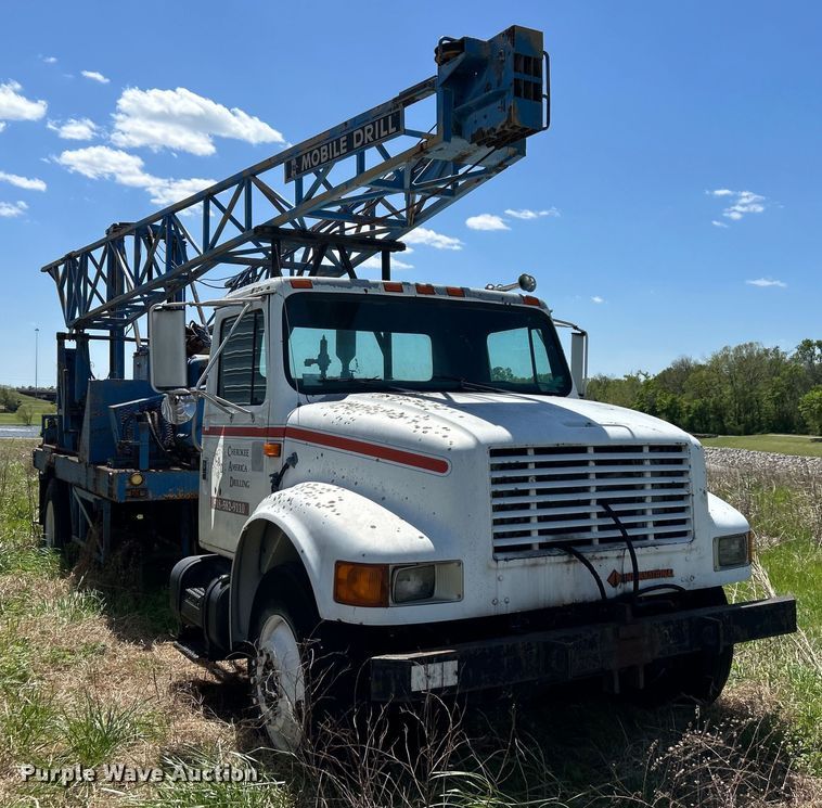 image for item DO1085 1992 International  4900 drilling rig truck