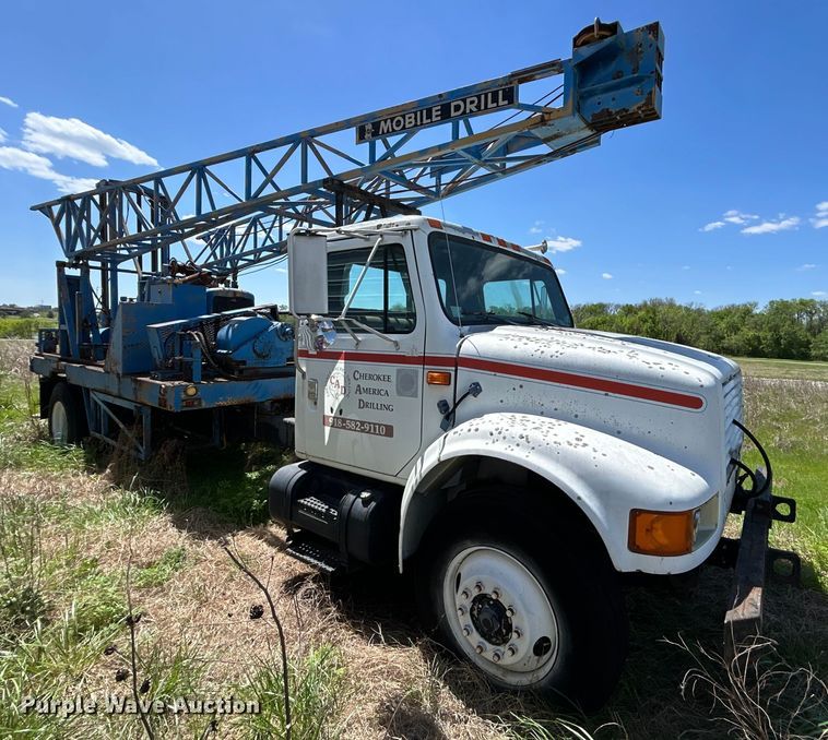 image for item DO1085 1992 International  4900 drilling rig truck