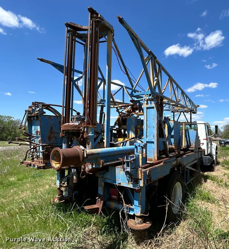 image for item DO1085 1992 International  4900 drilling rig truck