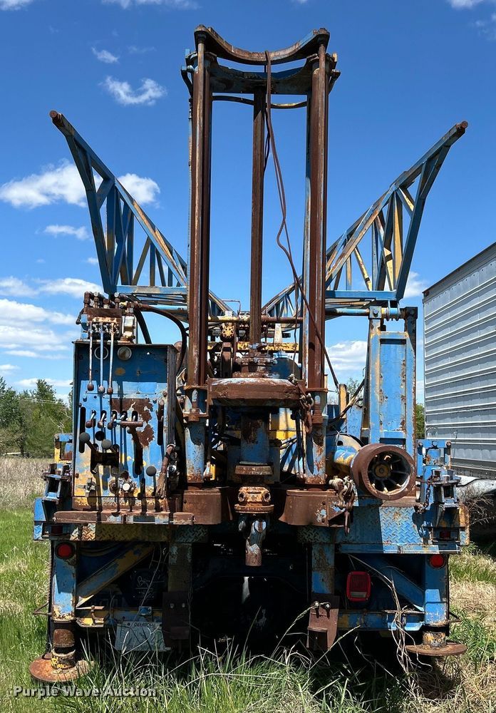 image for item DO1085 1992 International  4900 drilling rig truck