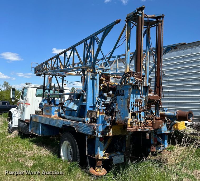 image for item DO1085 1992 International  4900 drilling rig truck