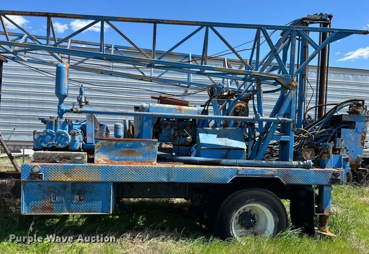 image for item DO1085 1992 International  4900 drilling rig truck
