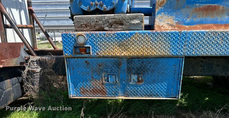 image for item DO1085 1992 International  4900 drilling rig truck