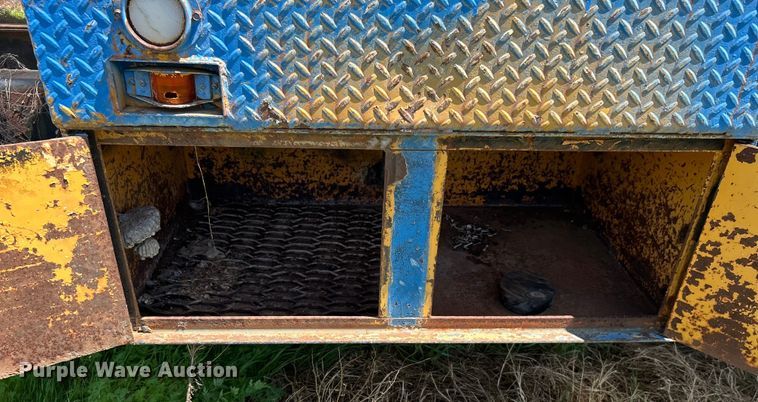 image for item DO1085 1992 International  4900 drilling rig truck