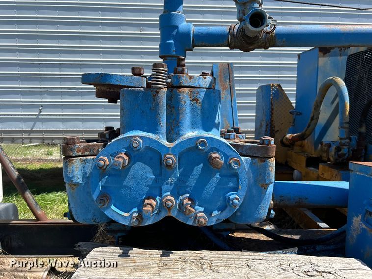 image for item DO1085 1992 International  4900 drilling rig truck