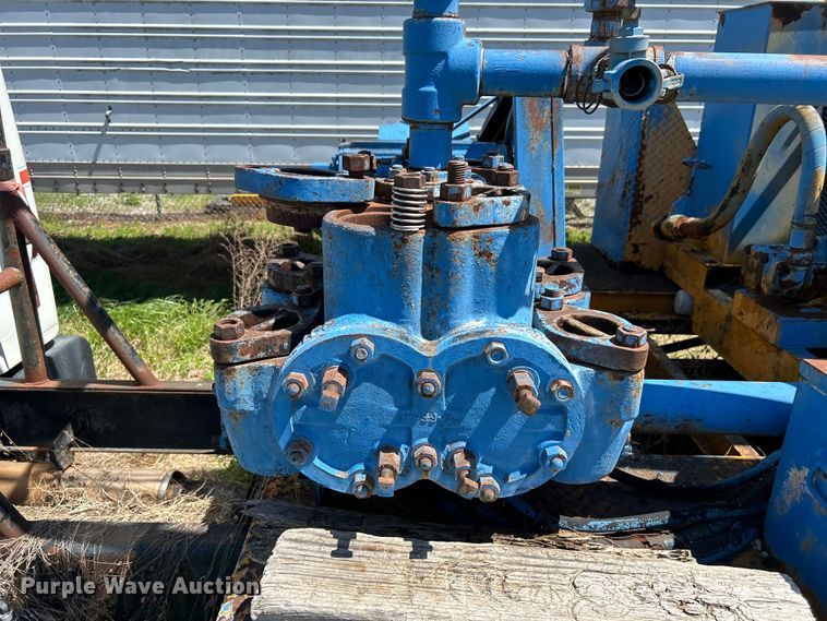 image for item DO1085 1992 International  4900 drilling rig truck