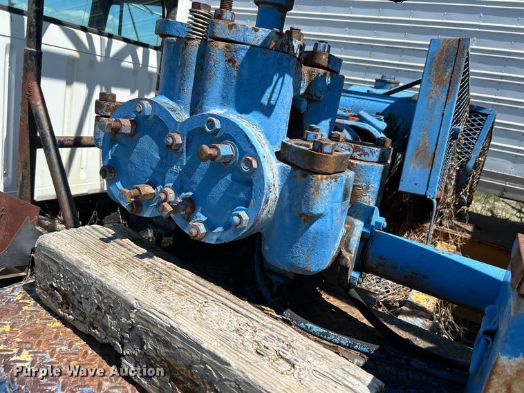 image for item DO1085 1992 International  4900 drilling rig truck