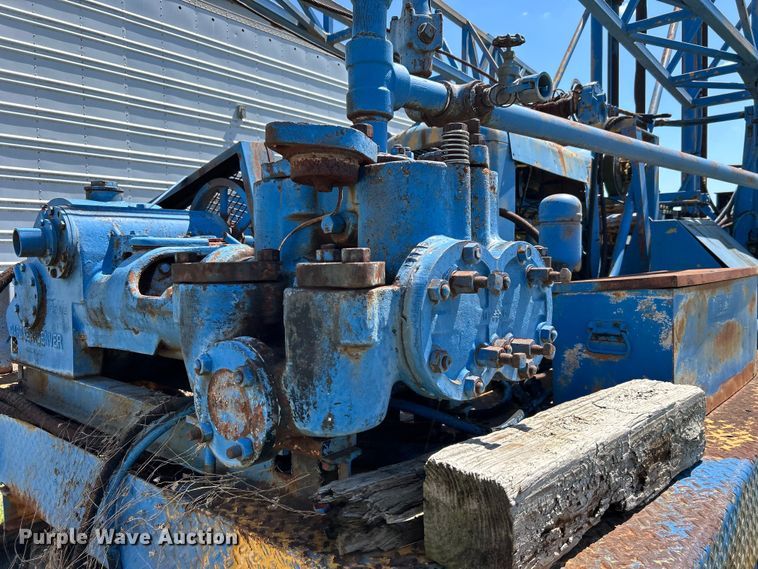 image for item DO1085 1992 International  4900 drilling rig truck