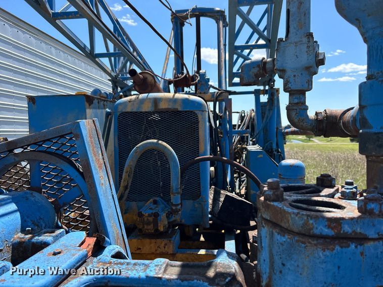 image for item DO1085 1992 International  4900 drilling rig truck