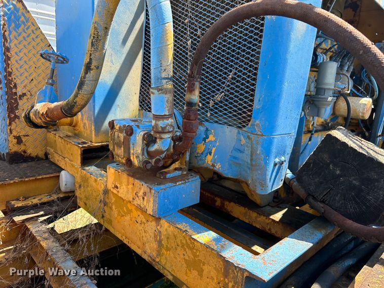 image for item DO1085 1992 International  4900 drilling rig truck