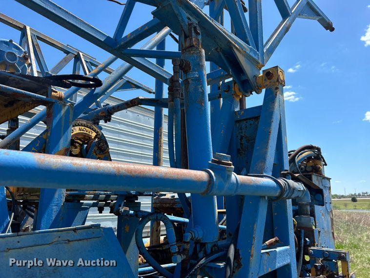 image for item DO1085 1992 International  4900 drilling rig truck